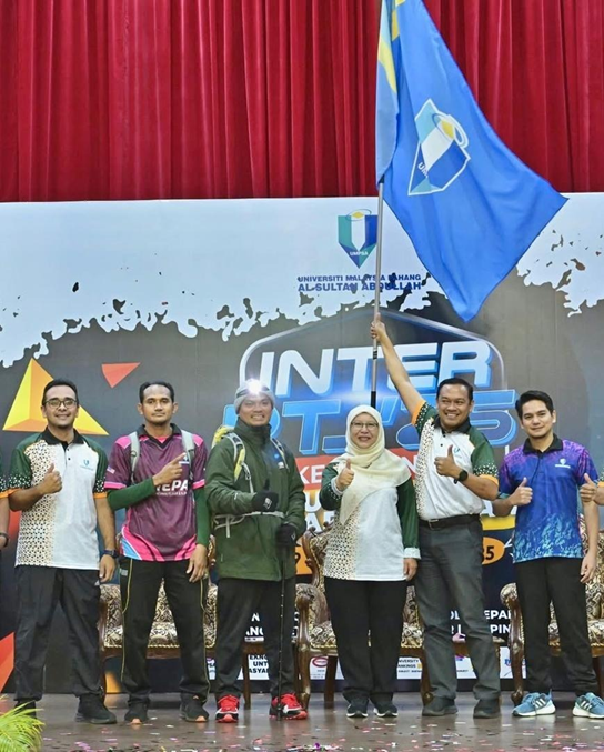 Handover of the UMPSA Flag to the Lead Mount Kinabalu Climber by the Vice-Chancellor of UMPSA Image